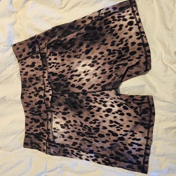 Fabletics Purelux Leopard Print Shorts with Pockets - Size 1X - Picture 5 of 6
